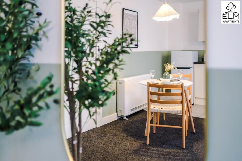 Cozy 1 Bedroom Apartment, Prime Location , Free Parking マンチェスター エクステリア 写真
