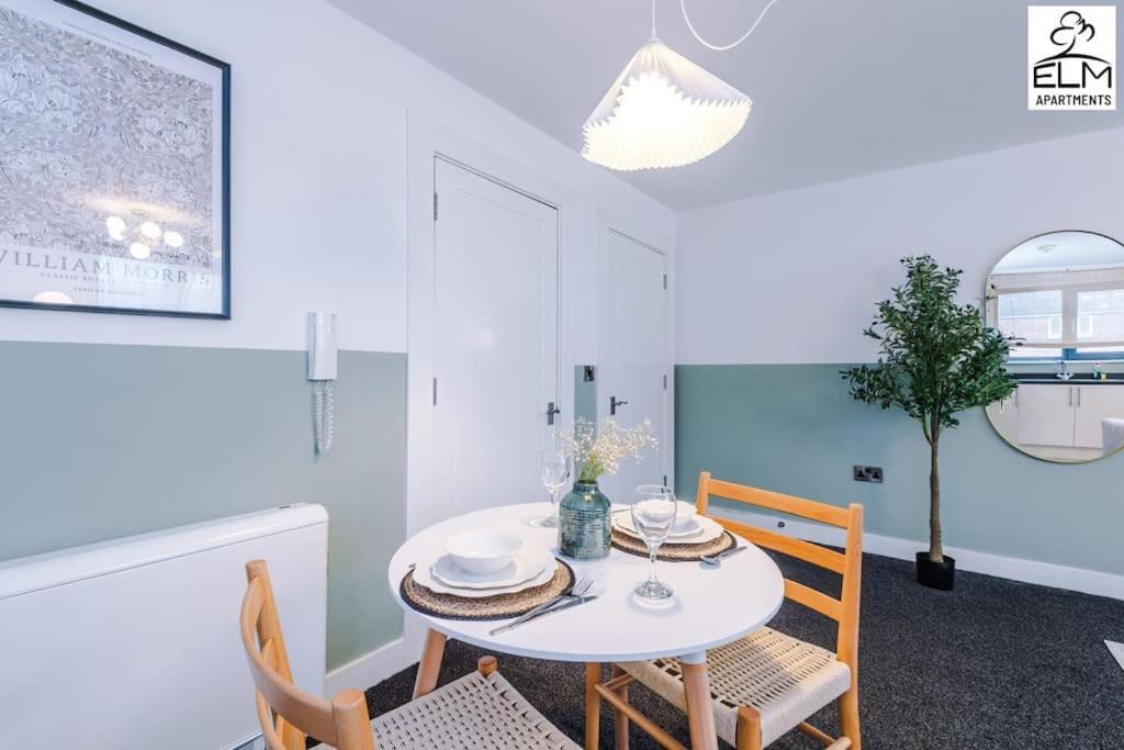 Cozy 1 Bedroom Apartment, Prime Location , Free Parking マンチェスター エクステリア 写真